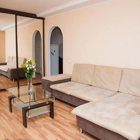Semi-Luxury Apt On Yatsenka 8 Near Intourist Hotel Zaporizhia Exterior photo