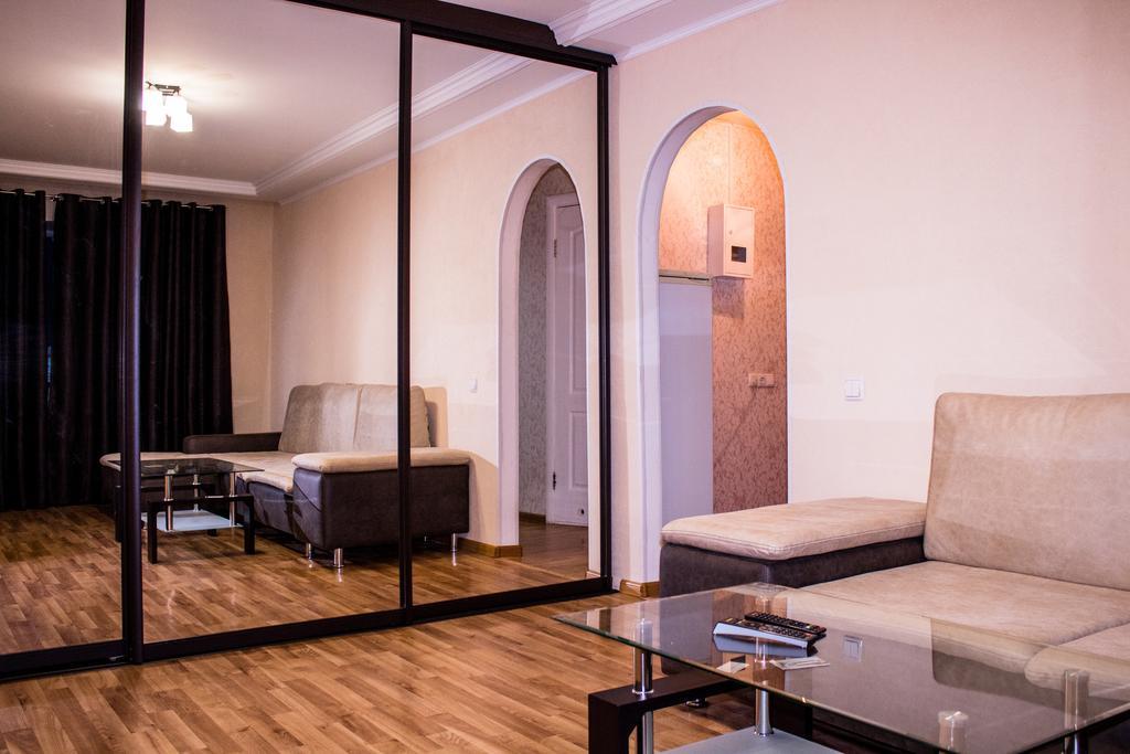 Semi-Luxury Apt On Yatsenka 8 Near Intourist Hotel Zaporizhia Exterior photo