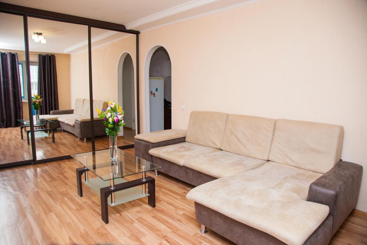 Semi-Luxury Apt On Yatsenka 8 Near Intourist Hotel Zaporizhia Exterior photo