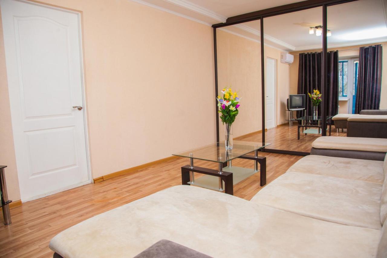 Semi-Luxury Apt On Yatsenka 8 Near Intourist Hotel Zaporizhia Exterior photo