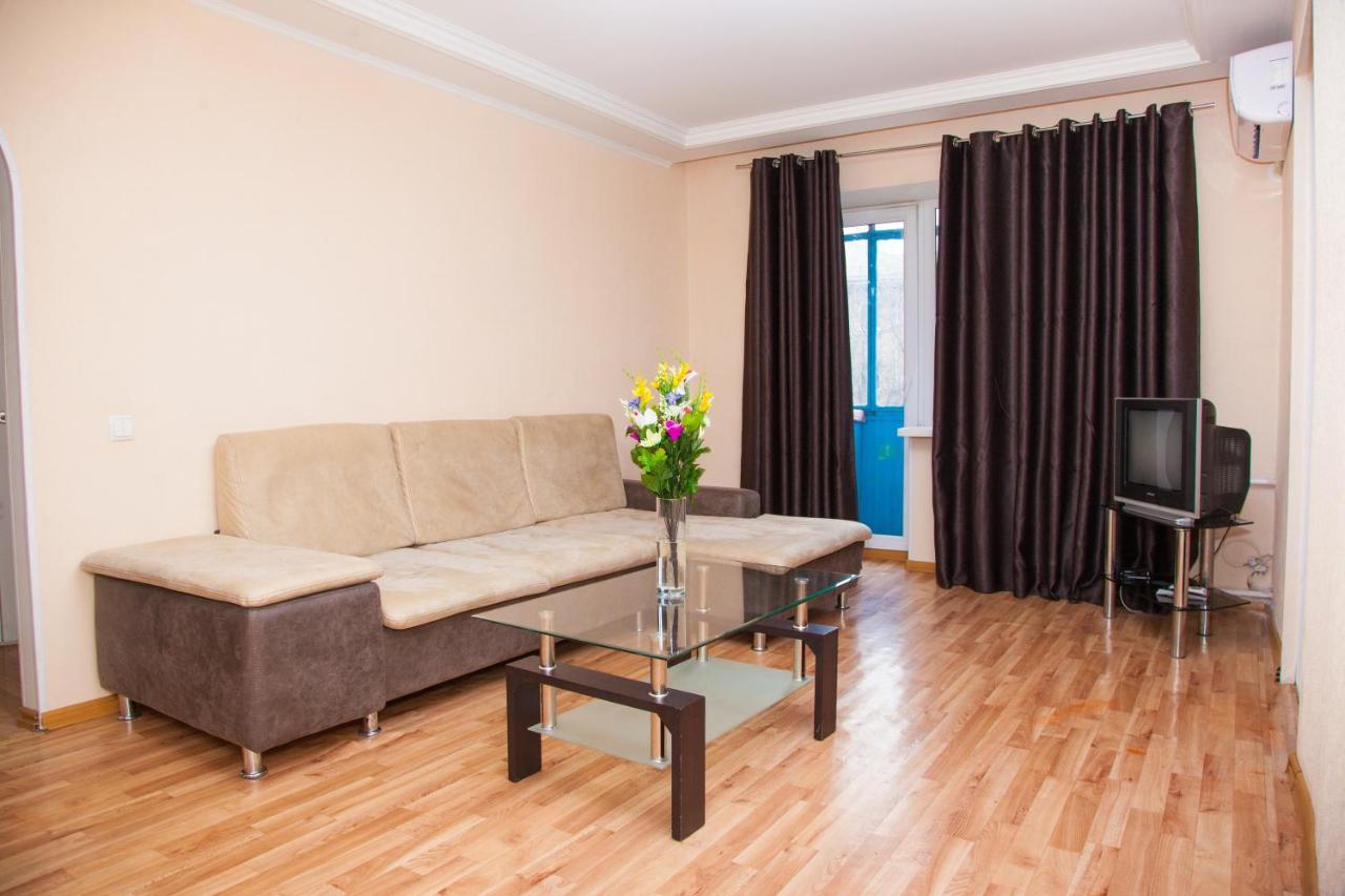 Semi-Luxury Apt On Yatsenka 8 Near Intourist Hotel Zaporizhia Exterior photo